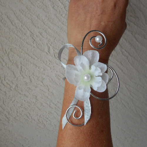 Bracelet fleuri pour mariée ou témoin - blanc et argent