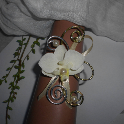 Bracelet fleuri pour mariée ou témoin - ivoire vert et argent