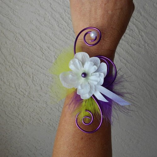 Bracelet fleuri pour mariée ou témoin - blanc violet et vert anis