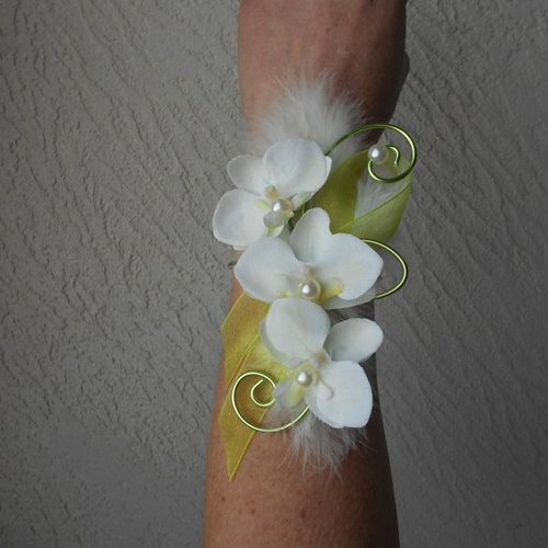 Bracelet fleuri pour mariage - ivoire et vert anis- "orchidée"