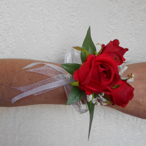 Bracelet fleuri pour mariée ou témoin - roses rouges