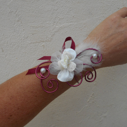 Bracelet fleuri pour mariée ou témoin -ivoire et bordeaux
