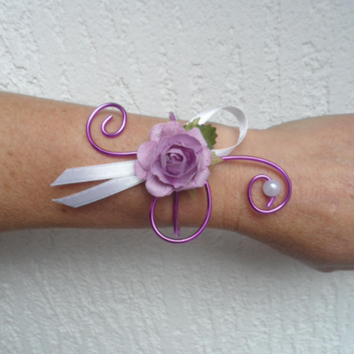 Bracelet fleuri pour mariage - parme et blanc - rose artificielle