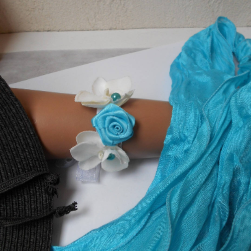 Bracelet fleuri pour mariage, baptême... blanc et turquoise
