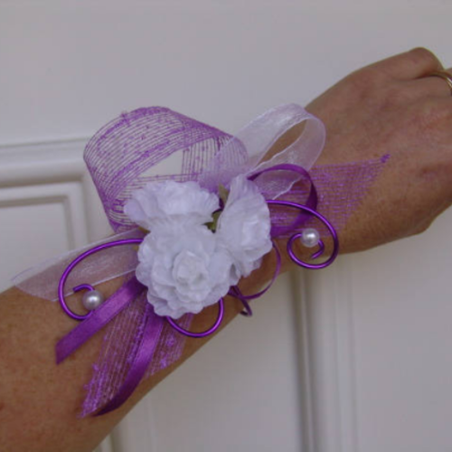 Bracelet fleuri pour mariée ou témoin - blanc et violet