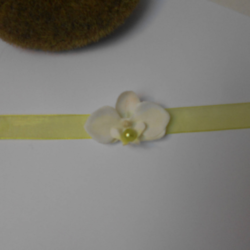 Bracelet fleuri pour bébé ou enfant - ivoire et vert anis- orchidée