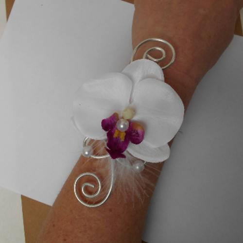 Bracelet fleuri pour mariée ou témoin - blanc et argent