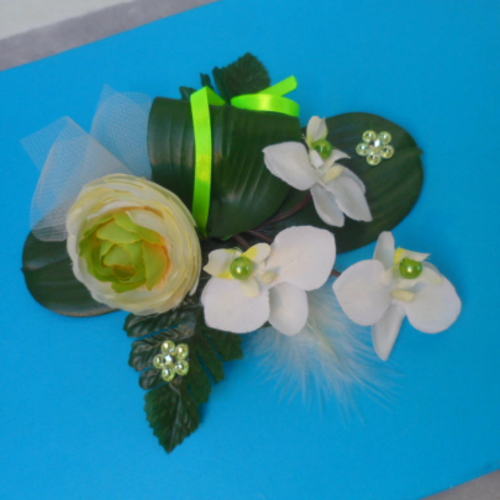 Décoration de table en fleurs artificielles - ivoire et vert anis
