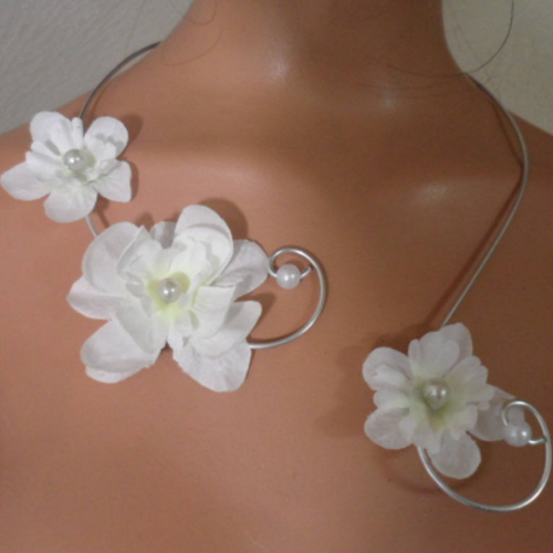 Collier fleuri pour mariée - argenté et blanc - delphinium blanc