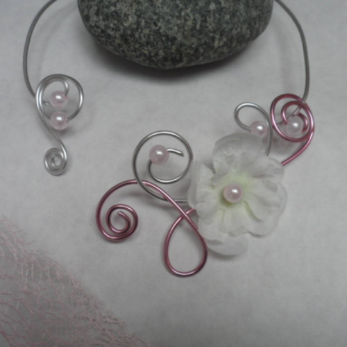Création pour mariage - collier fleuri - rose tendre , argent et blanc