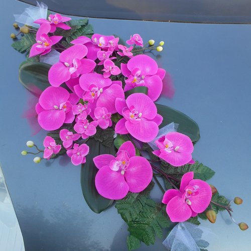 Décoration de voiture pour mariage - orchidées fuchsias