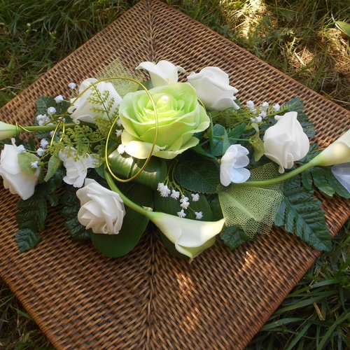 Décoration de table en fleurs artificielles - vert d'eau et blanc