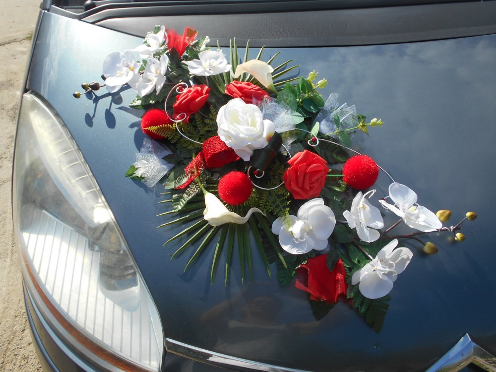 Décoration voiture mariage roses blanches et coeurs