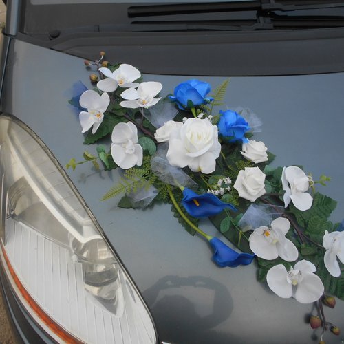 Décoration de fleurs artificielles pour la voiture des mariées