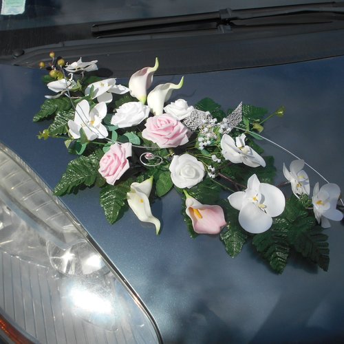 Décoration pour une voiture de mariage avec des fleurs