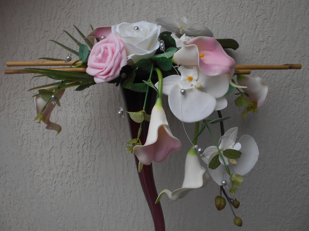 Bouquet de mariée original en cascade rose pâle et blanc - Un grand marché