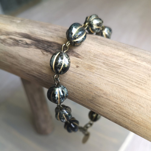 Joli bracelet en perles de bohème noires et or