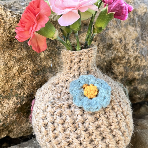 Petit vase fleuri au crochet — une petite histoire de fleurs