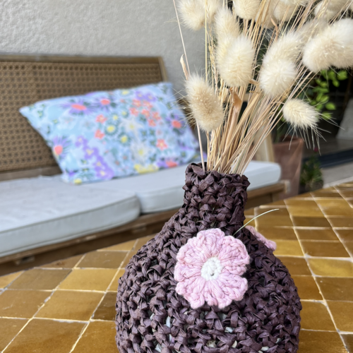 Petit vase fleuri au crochet en raphia — une petite histoire de fleurs