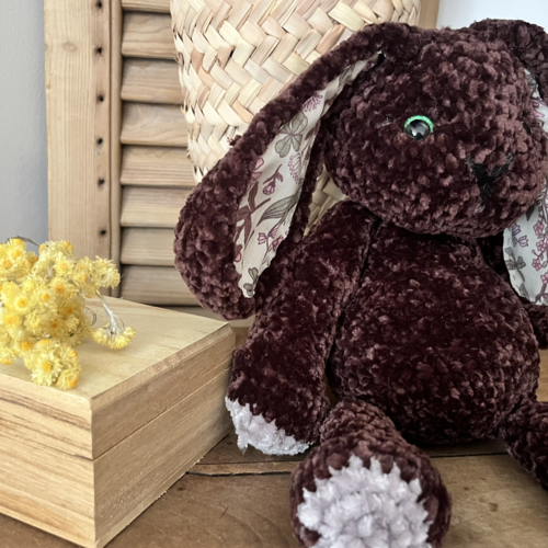 Célestin le lapin au crochet — un compagnon aux oreilles liberty