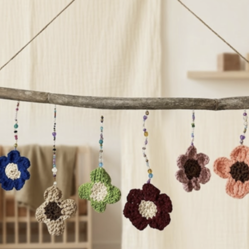Mobile mural fleurs au crochet — un bouquet suspendu