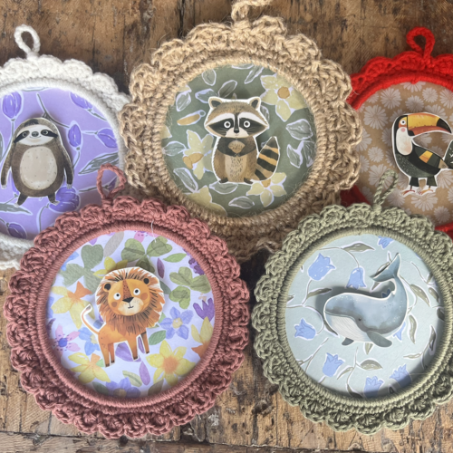 Cadre crocheté au crochet — un petit animal au milieu des fleurs