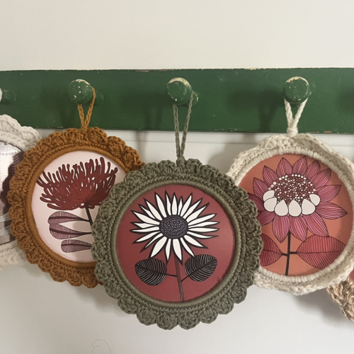 Médaillon décoratif au crochet | fleurs sauvages | décoration murale campagne | fait main en france
