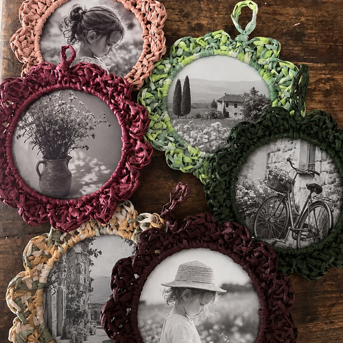 Cadre photo en raphia crocheté — décoration murale vintage et fait main
