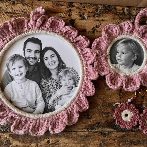 Coffret cadeau crocheté fait main — cadre photo, bijou de sac et boucles d’oreilles assortis