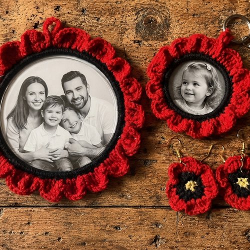 Coffret cadeau crocheté fait main — cadre photo, bijou de sac et boucles d’oreilles coquelicot