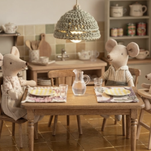 Kit repas miniature pour souris maileg — lampe, vaisselle et accessoires de table