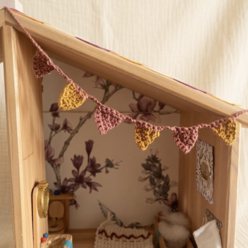 Guirlande de fanions miniature au crochet — décoration pour maison maileg