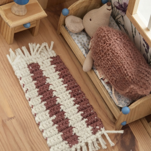 Petit tapis berbère miniature au crochet — pour maison maileg