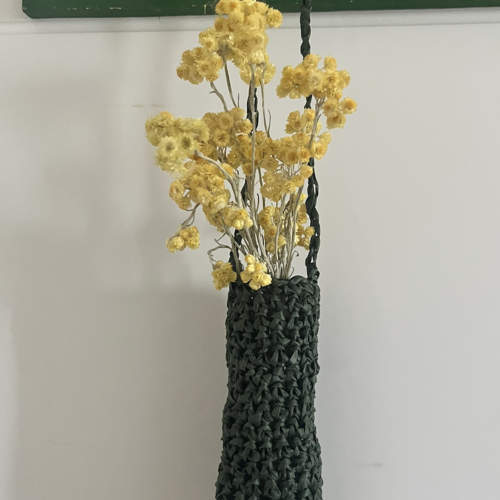Petit vase/panier fleuri crocheté à la main avec immortelles séchées – l’immortelle