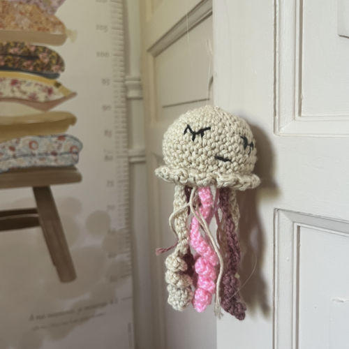 Méduse doudou au crochet — petit doudou, jolie déco