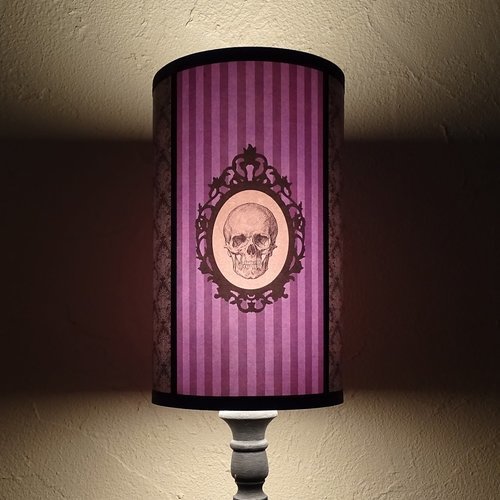 Abat jour gothique violet avec crâne tête de mort "baroque skull"