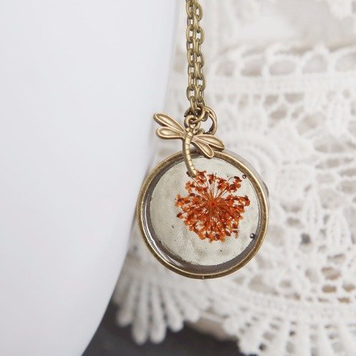 Collier résine avec fleur naturelle collier libellule en bronze bijoux fleur séchée