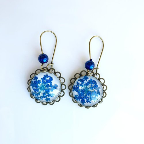 Boucles d'oreilles aux fleurs bleu bijoux avec vraies fleurs sous verre cabochon perle 