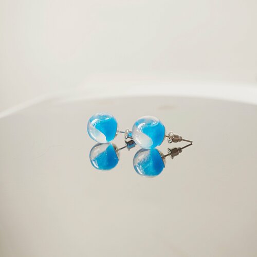 Orbes de verre remplis de goujon bleu de l'eau boucle d'oreille bijoux minimaliste