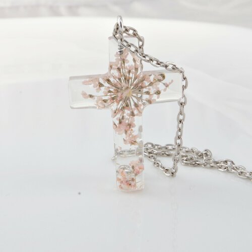 Croix chrétienne croix avec des fleurs roses collier religieux bijou chrétien bijou avec des fleurs roses