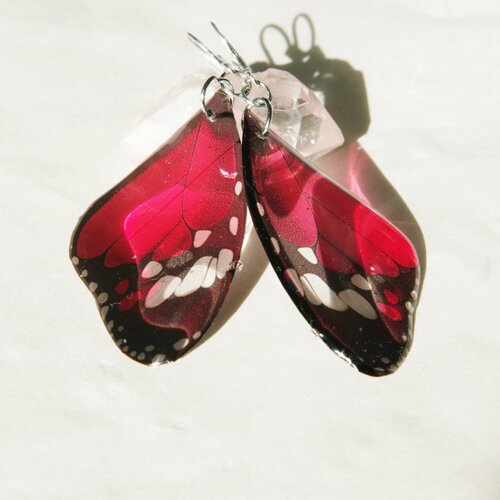 Bijou avec des ailes ailes de papillon eco résine boucles d'oreilles rouges cadeau de noël cadeau pour un anniversaire 