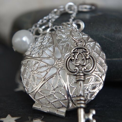 Médaillon avec une clé collier avec une perle collier argenté collier parfumé pendentif aromatisé cadeau d'anniversaire bijou avec du parfum