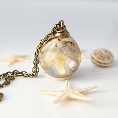 Collier avec des coquillages collier en résine coquillages de mer fond marin thème aquatique globe de verre etoile de mer pendentif océan