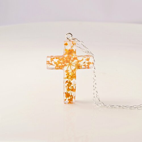 Croix chrétienne croix avec des fleurs oranges collier religieux bijou chrétien bijou avec des fleurs oranges