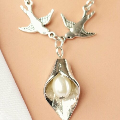 Collier avec une fleur collier avec des oiseaux cadeau pour elle collier avec une perle collier argenté collier pour le mariage calla