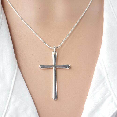 Collier avec une croix argentée croix moderne collier chrétien croix chrétiennecadeau croyant 