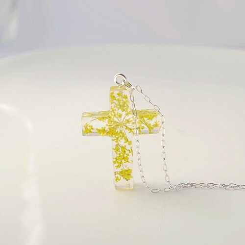 Croix chrétienne croix avec des fleurs jaunes collier religieux bijou chrétien bijou avec des fleurs jaunes