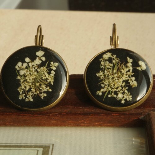 Boucles d'oreilles noires bijou romantique boucles d'oreilles avec des fleurs fleurs blanches séchées boucles d'oreilles vintage 