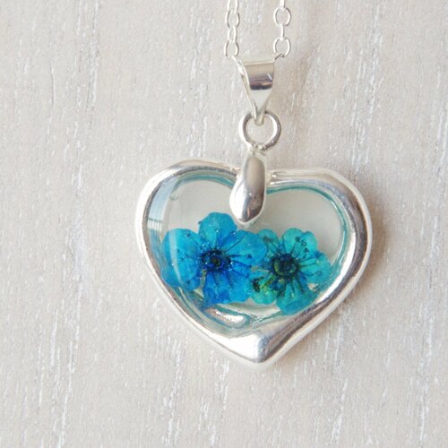 Collier argenté collier avec un cœur collier avec des fleurs vraies fleurs deux fleurs fleurs bleues fleurs dans de la résine
