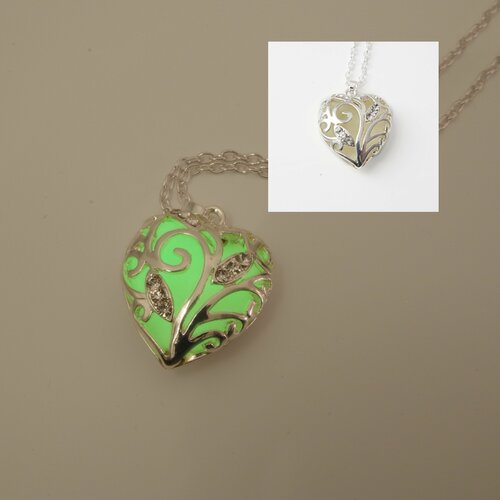 Collier avec un coeur qui brille bijoux de noël coeur de glace coeur vert coeur brillant dans l'obscurité pendentif  coeur cadeau de noël